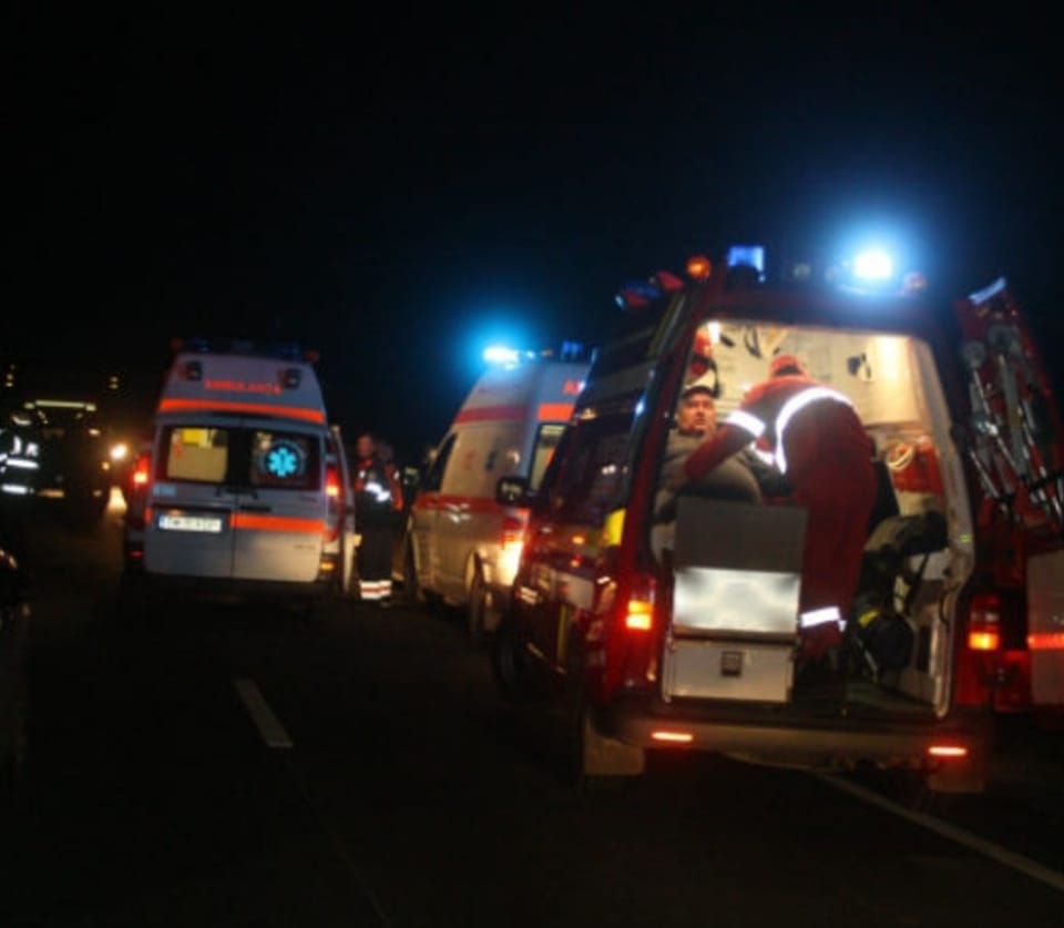 Copil de 11 ani accidentat mortal pe trecerea de pietoni de o ambulanţă lovită din spate de un TIR Copil de 11 ani accidentat mortal pe trecerea de pietoni de o ambulanţă lovită din spate de un TIR