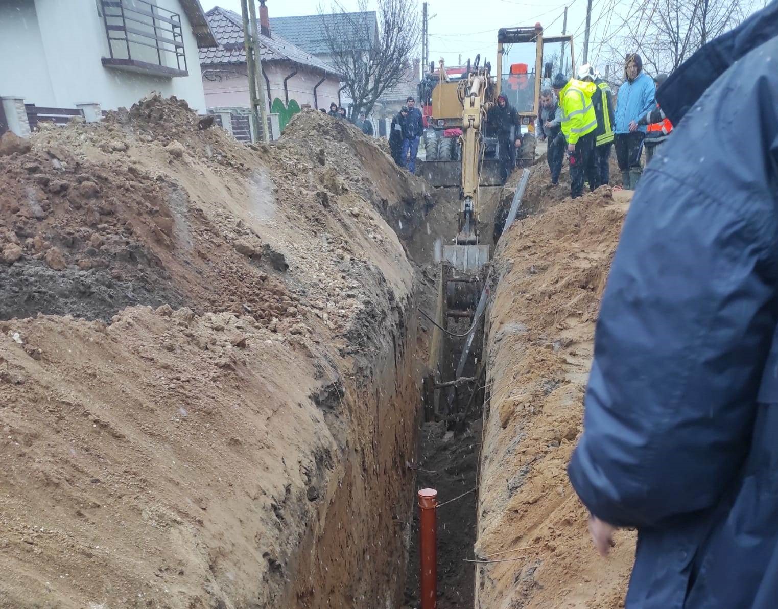 Un alt tânăr, din Olt, mort după ce a fost prins sub un mal de pământ în timpul unor lucrări de canalizare efectuate în Dolj Un alt tânăr, din Olt, mort după ce a fost prins sub un mal de pământ în timpul unor lucrări de canalizare efectuate în Dolj