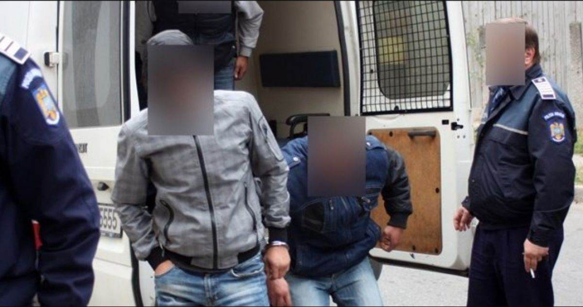 Mai mulţi tineri, din Slatina, au furat din curtea unui localnic din Slătioara scule electrice. Au fost prinşi în urma comportamentului suspect Mai mulţi tineri, din Slatina, au furat din curtea unui localnic din Slătioara scule electrice. Au fost prinşi în urma comportamentului suspect