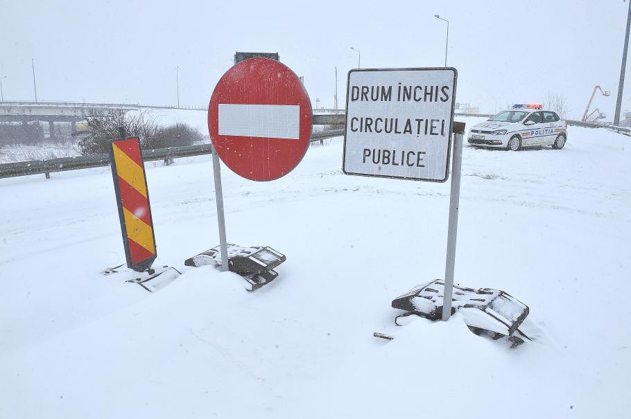 Drumuri închise din cauza ninsorilor. Situaţia traficului în ţară Drumuri închise din cauza ninsorilor. Situaţia traficului în ţară