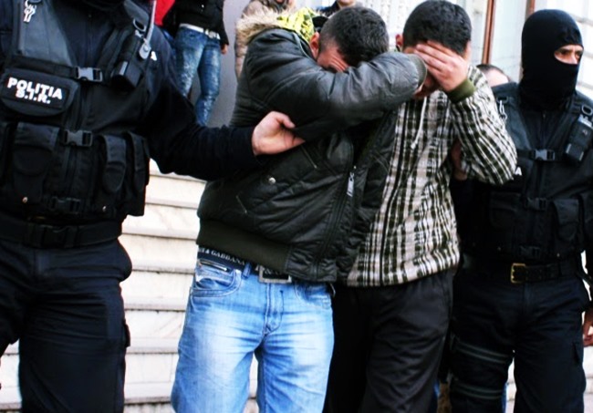 Tineri, din Olt, în arest preventiv după ce au furat bunuri din casa unui bărbat din Dobrosloveni Tineri, din Olt, în arest preventiv după ce au furat bunuri din casa unui bărbat din Dobrosloveni
