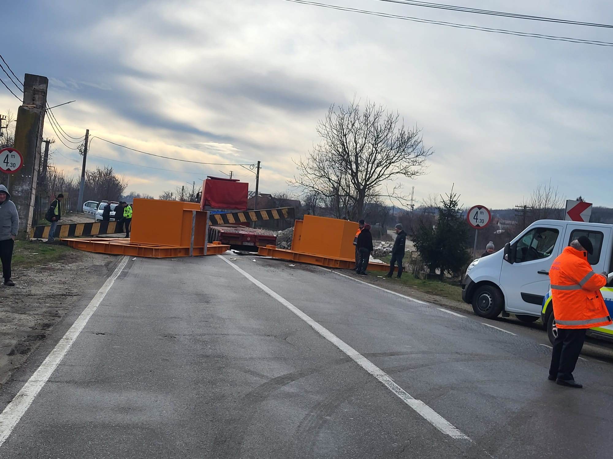 Accident pe DN 64, în Vâlcea. Un trailer a lovit limitatorul de înălţime de la Ioneşti