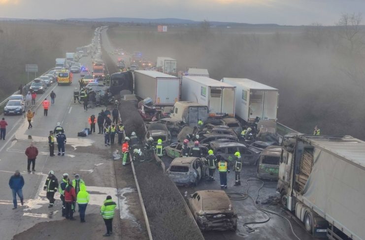 FOTO&VIDEO. Accident cu zeci de autoturisme pe autostrada M1 din Ungaria, din cauza unei furtuni de praf