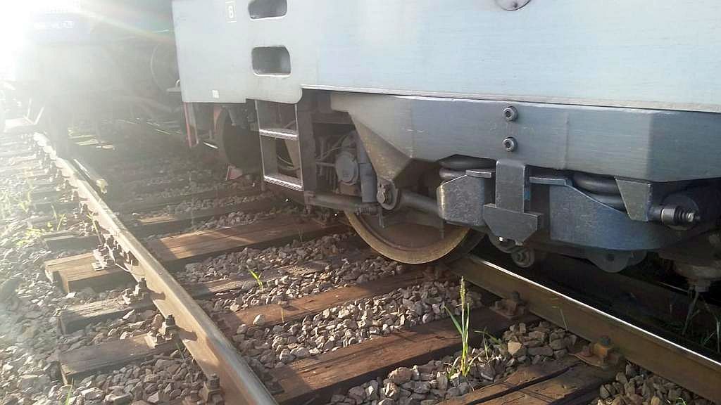 Accident feroviar, în Vâlcea. O locomotivă a deraiat pe ruta Băbeni-Alunu Accident feroviar, în Vâlcea. O locomotivă a deraiat pe ruta Băbeni-Alunu