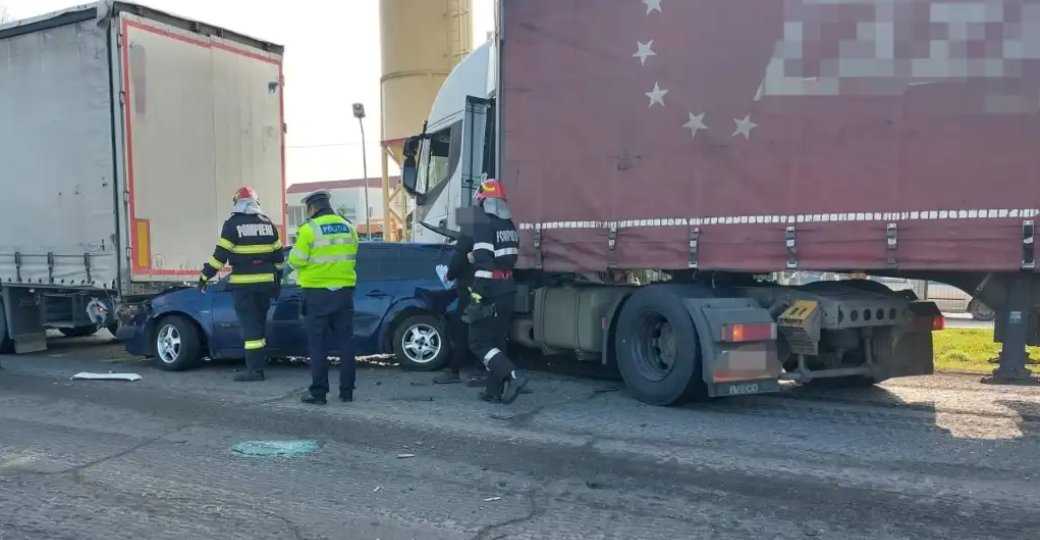 Accident pe DN 65, la Albota. O femeie şi o fetiţă de 7 ani, din Tufeni, Olt, rănite după ce un autocamion a intrat în maşina lor Accident pe DN 65, la Albota. O femeie şi o fetiţă de 7 ani, din Tufeni, Olt, rănite după ce un autocamion a intrat în maşina lor