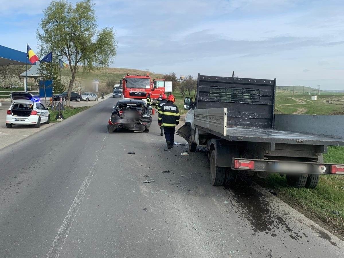 Accident cu trei maşini implicate, în Brebeni. Două persoane au fost preluate de Ambulanţă Accident cu trei maşini implicate, în Brebeni. Două persoane au fost preluate de Ambulanţă