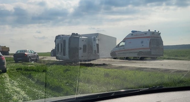 TIR răsturnat pe DJ 546, în Olt, în afara localităţii Şerbăneşti TIR răsturnat pe DJ 546, în Olt, în afara localităţii Şerbăneşti