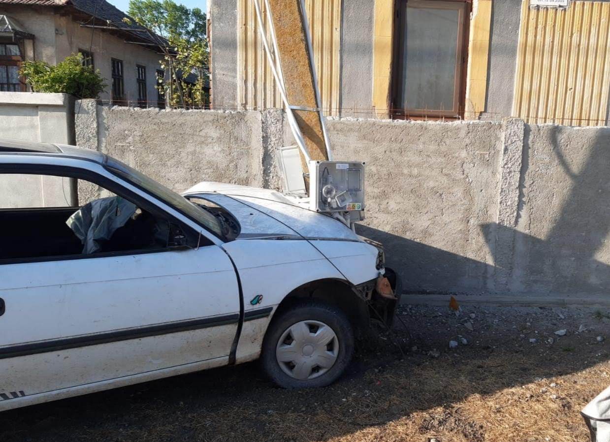 Un tânăr, din Dolj, mort de beat şi fără a poseda permis de conducere, a intrat într-un stâlp, pe raza localităţii Galicea Mare