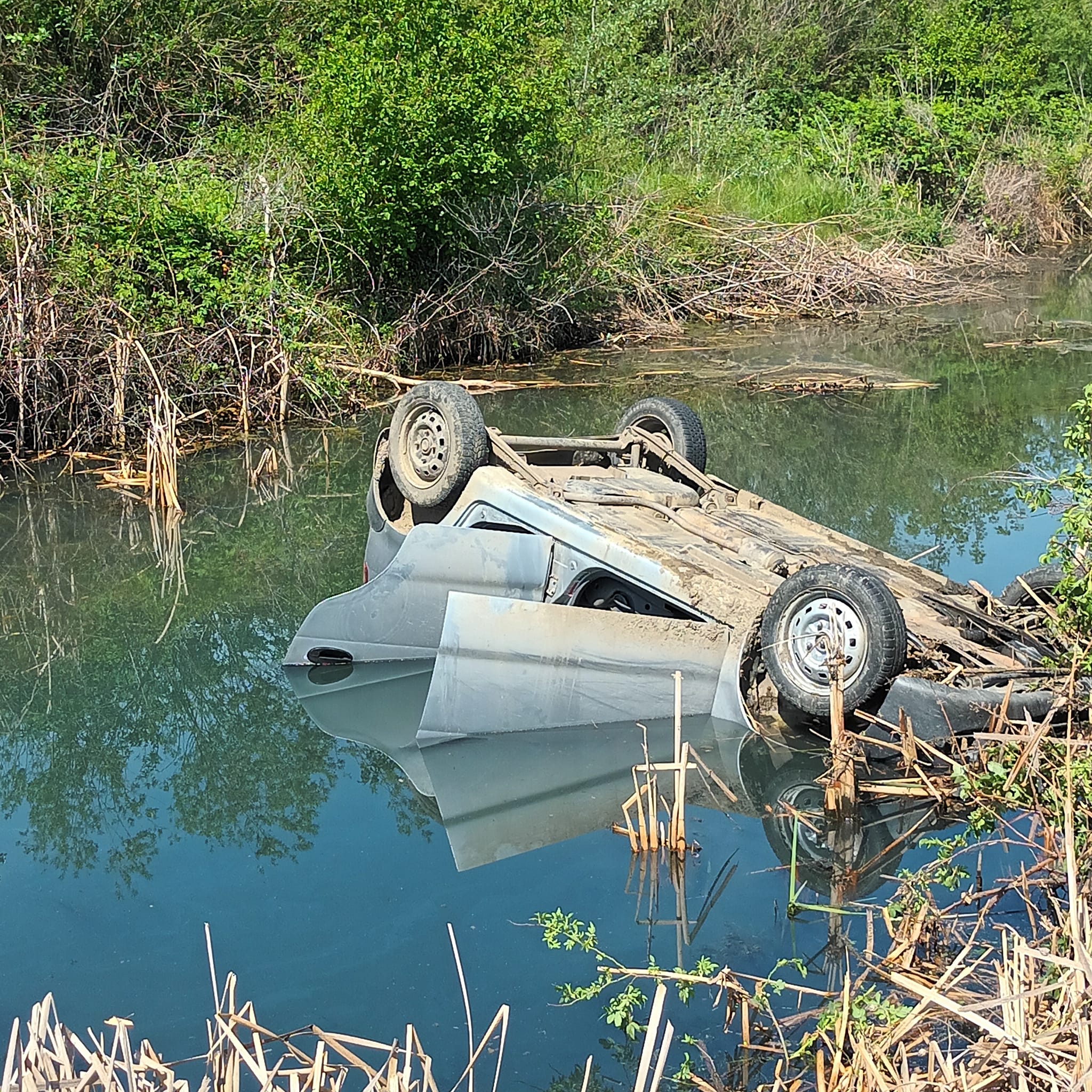 FOTO. Maşină căzută în canalul colector, până în Podul Olt, la ieşirea din Slatina