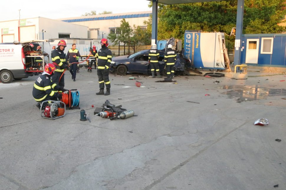 O persoană a murit, iar o alta este rănită, după ce o maşină a explodat într-o staţie de alimentare cu gaz