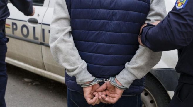 VIDEO. O tânără, din Olt, a alertat oamenii legii, după ce un bărbat a săvârşit acte de exhibiţionism pe o stradă din Craiova VIDEO. O tânără, din Olt, a alertat oamenii legii, după ce un bărbat a săvârşit acte de exhibiţionism pe o stradă din Craiova