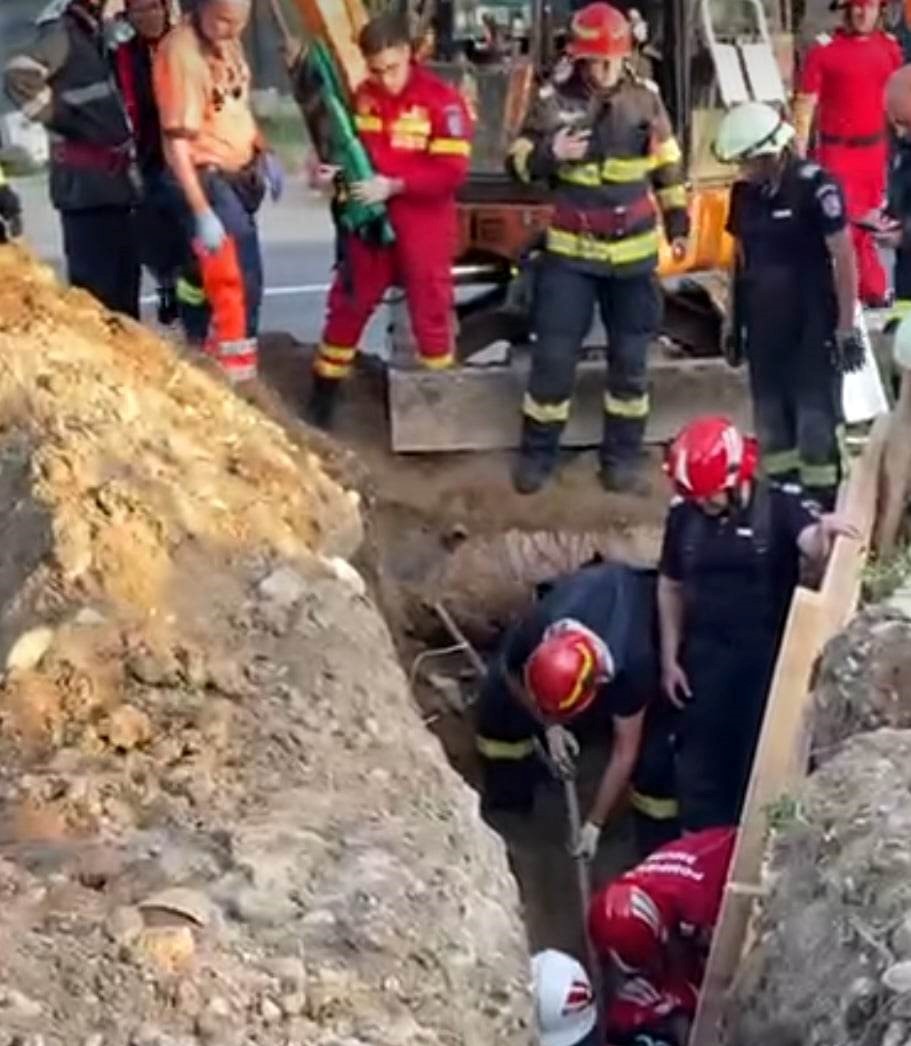 FOTO. Doi muncitori surprinşi de surparea unui mal de pământ, în Vâlcea. Unul dintre ei a murit FOTO. Doi muncitori surprinşi de surparea unui mal de pământ, în Vâlcea. Unul dintre ei a murit