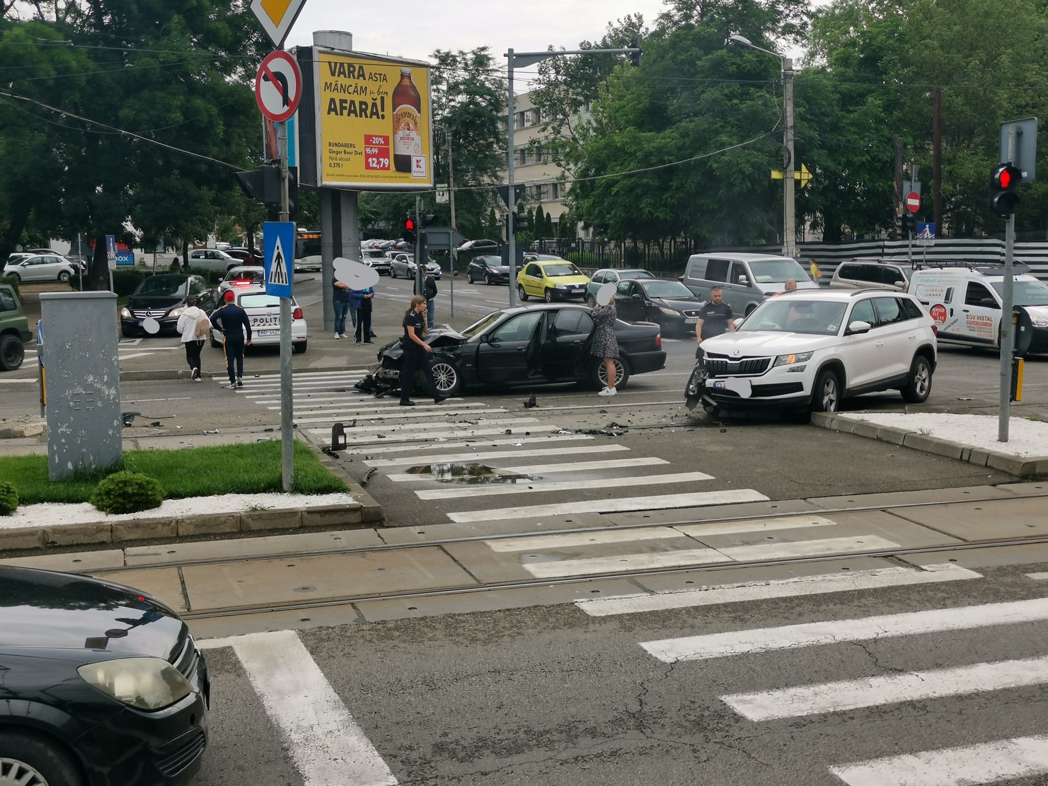 Accident în Craiova. O tânără, transportată la spital după ce un şofer a trecut pe culoarea roşie