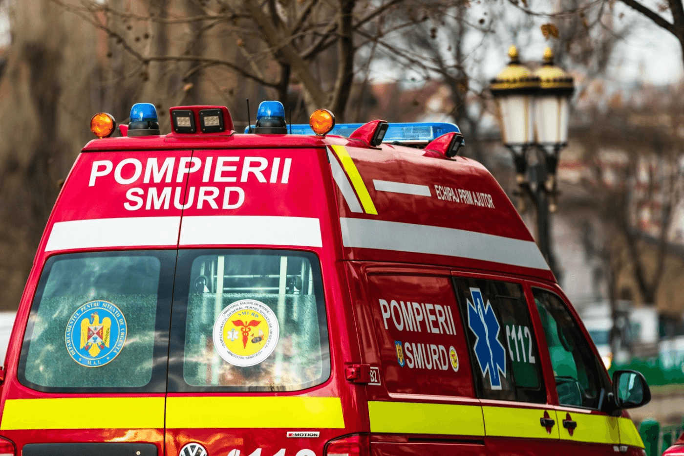 Tragedie, în Argeş. O fetiţă a fost accidentată de un autoturism, în curtea unei locuinţe din Dărămăneşti