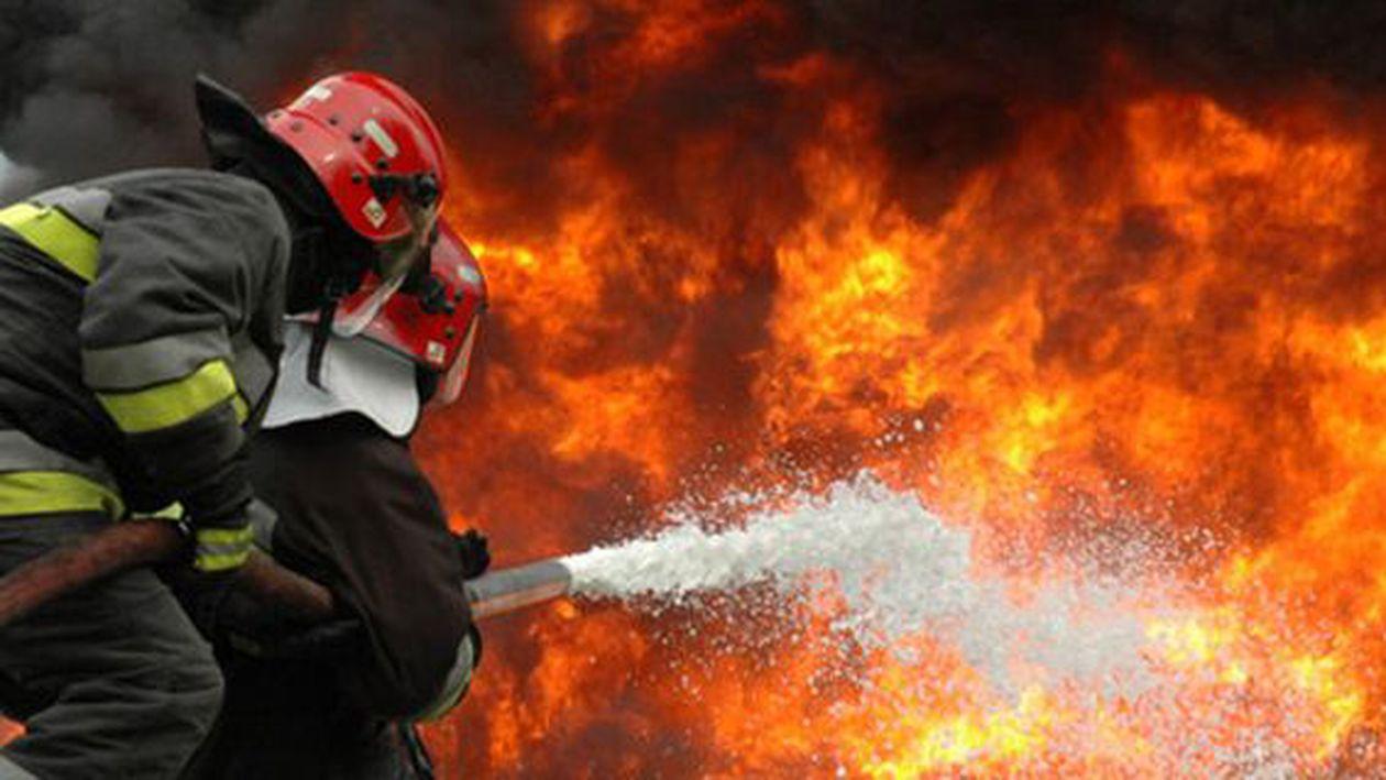 VIDEO. Incendiu violent în Caracal. O hală de dezmembrări auto a luat foc. Intervin mai multe autospeciale de stingere, dar şi un echipaj CBRN