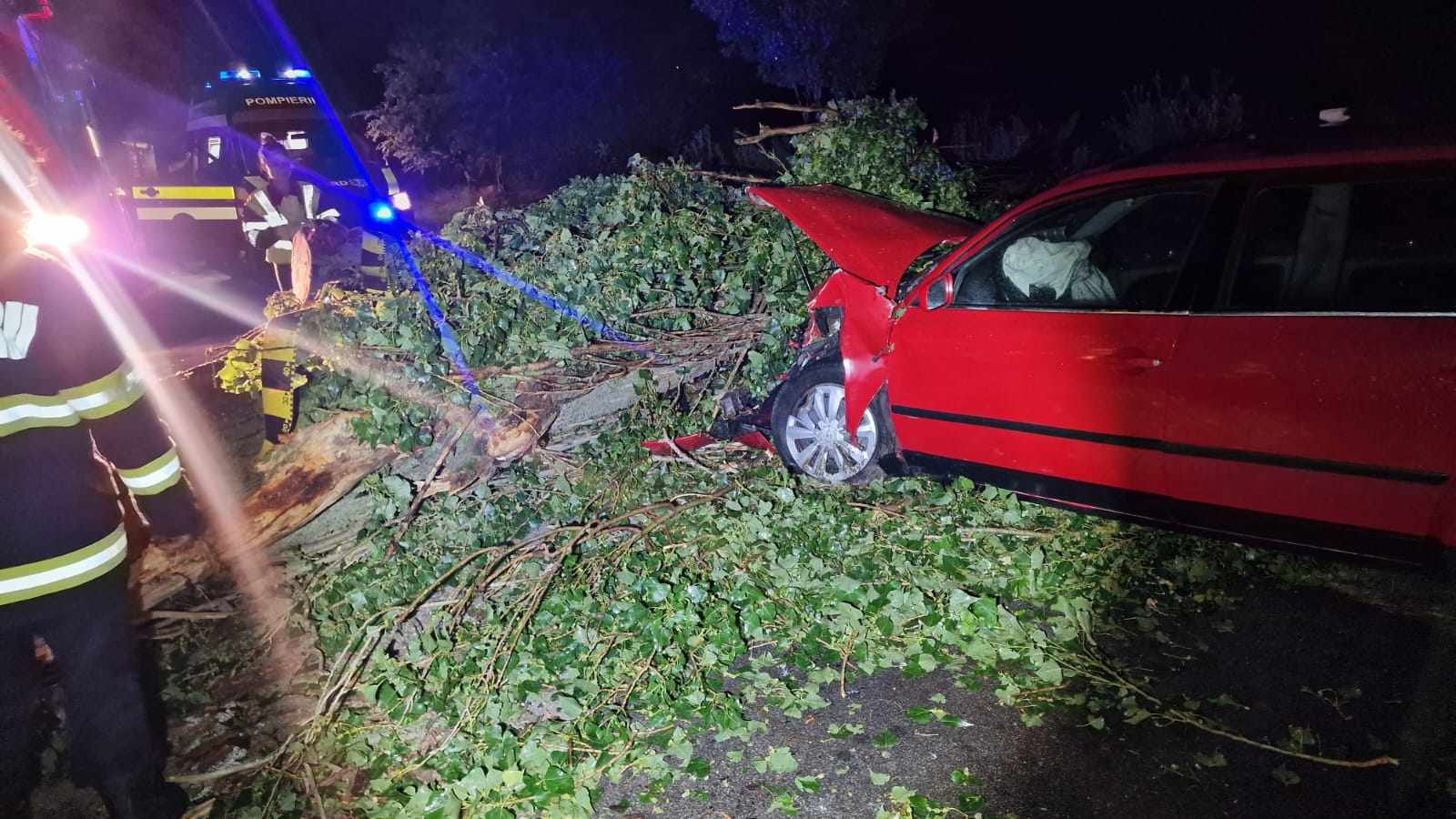 FOTO&VIDEO. Vijelie azi-noapte în Dolj. Două persoane au ajuns la spital, după ce un copac a căzut pe maşina lor