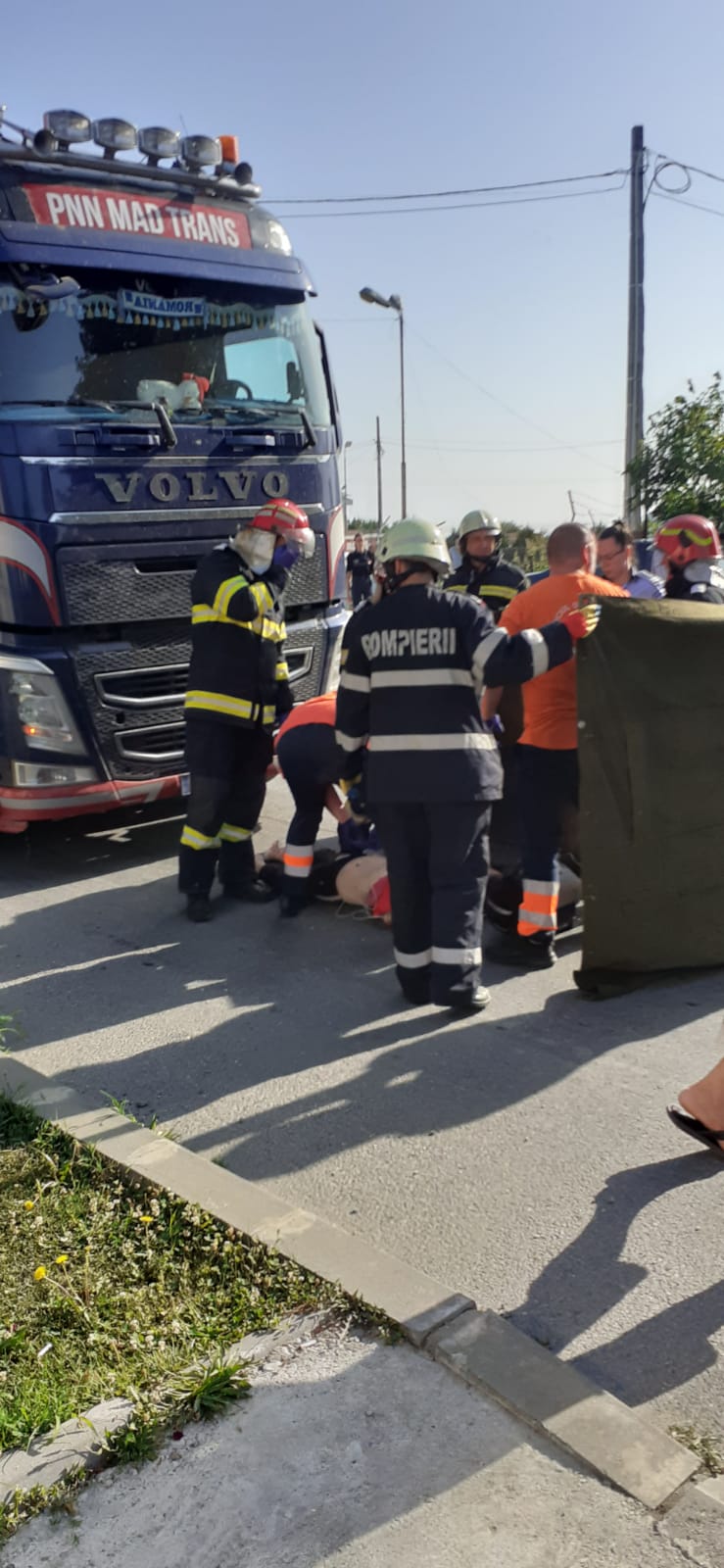 Accident mortal în Drăgășani. O femeie a fost lovită de un TIR