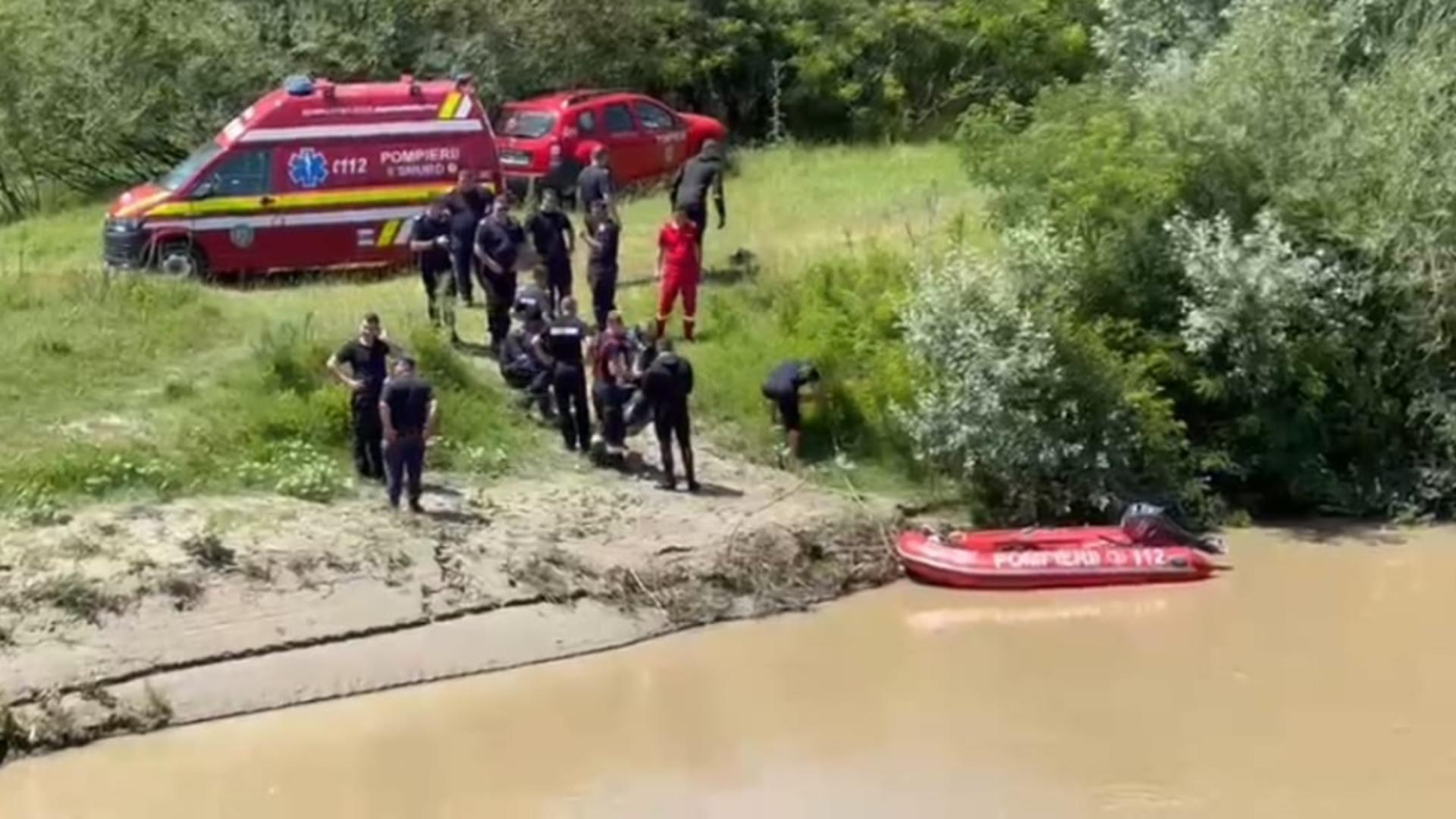 Copilul de 6 ani, împins de un prieten în râul Ialomiţa, scos mort de scafandri Copilul de 6 ani, împins de un prieten în râul Ialomiţa, scos mort de scafandri