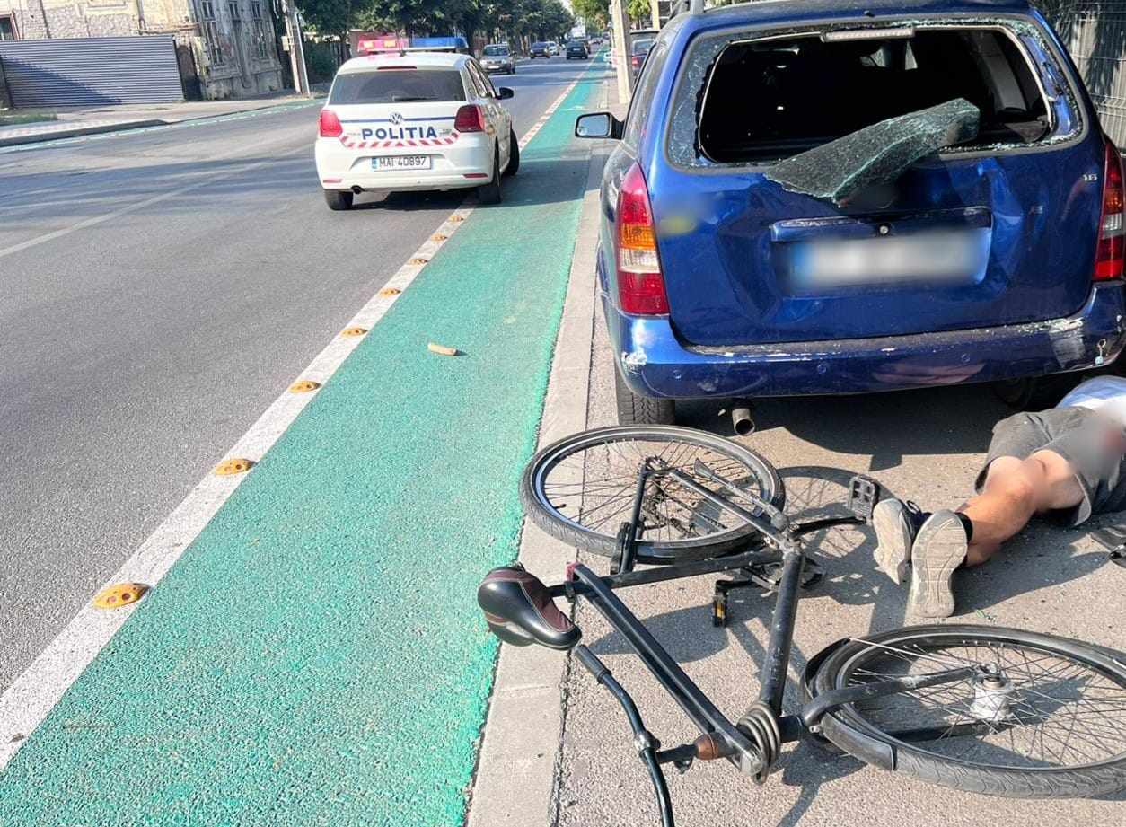 Un biciclist, din Slatina, la spital după ce a intrat într-o maşină parcată, pe strada Vintilă Vodă