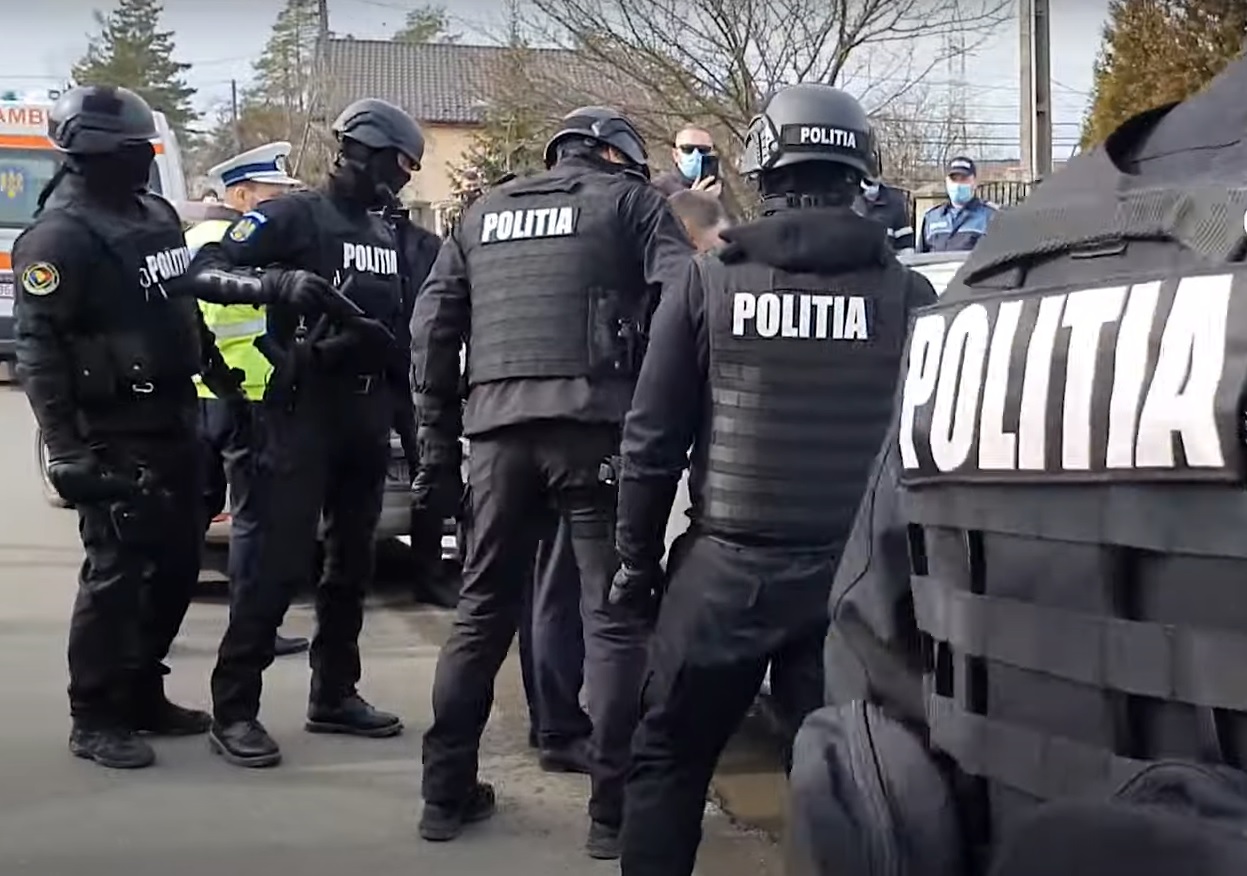 Scandalagii opriţi cu focuri de armă şi cu sprijinul mascaţilor, la Drăgăneşti-Olt. Două familii implicate în conflictul soldat cu reţinerea a trei persoane Scandalagii opriţi cu focuri de armă şi cu sprijinul mascaţilor, la Drăgăneşti-Olt. Două familii implicate în conflictul soldat cu reţinerea a trei persoane