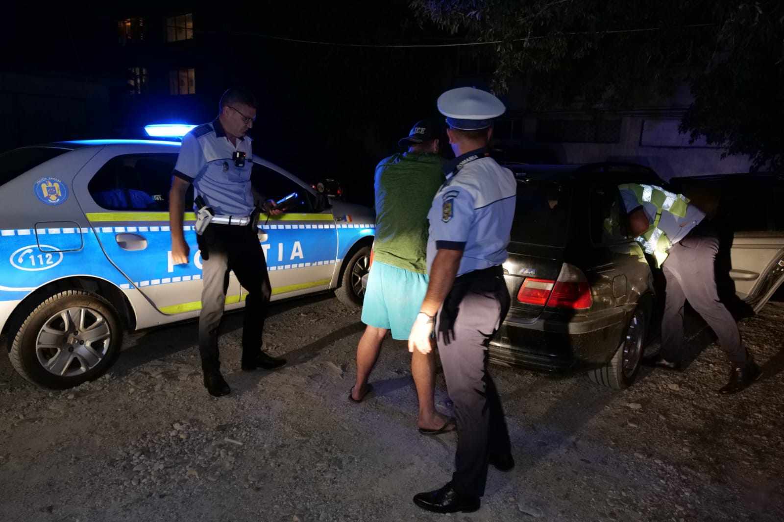 VIDEO. Tânăr, din Olt, urmărit de poliţişti în cadrul unei razii. Şoferul de 32 de ani era băut, dar şi sub influenţa substanţelor interzise VIDEO. Tânăr, din Olt, urmărit de poliţişti în cadrul unei razii. Şoferul de 32 de ani era băut, dar şi sub influenţa substanţelor interzise