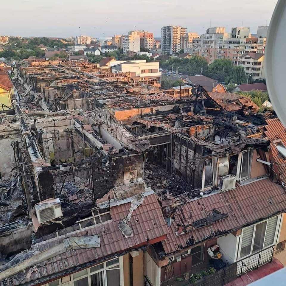 ISU Dolj, despre incendiul devastator din Craioviţa Nouă:„ Au ars locuințele situate la mansarda imobilului, fiind afectate însă și apartamente de la etajele inferioare ale imobilului”
