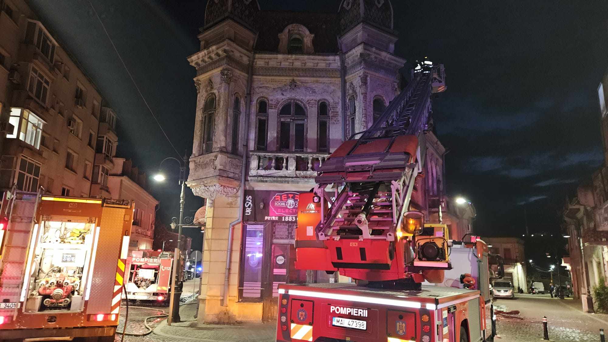 VIDEO. Incendiu izbucnit la acoperişul unei clădiri, pe strada Lipscani, din Slatina