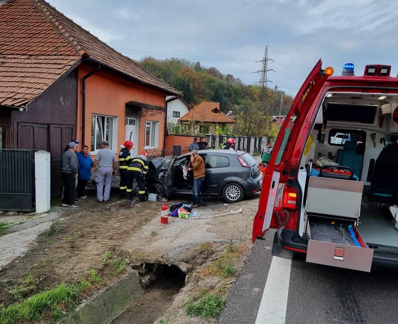 Patru persoane rănite, după ce un cetăţean bulgar a intrat cu maşina într-un gard, pe DN 7, în localitatea Bujoreni