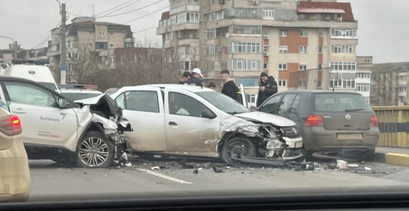 Accident pe Calea Bucureşti, în Craiova. O tânără, în vârstă de 18 ani, a fost rănită