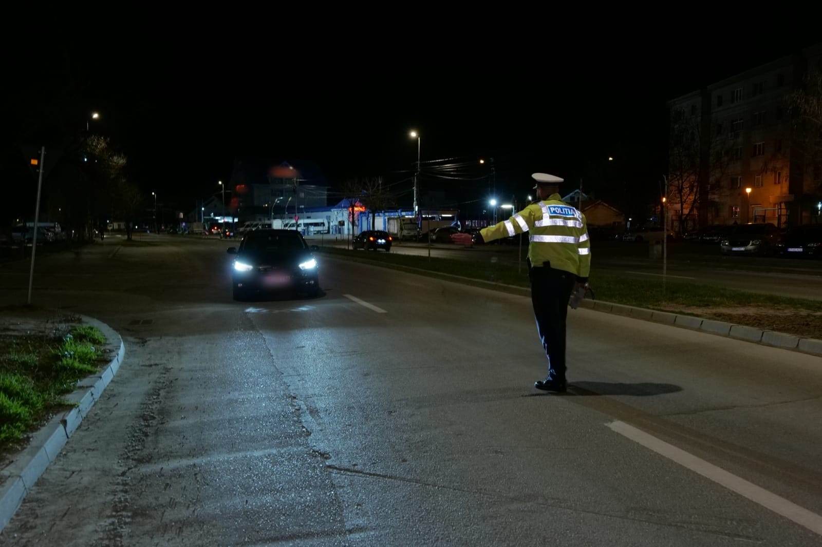 Un tânăr, din Slatina, urmărit de poliţişti pe mai multe străzi din comuna Pârşcoveni. Se sustrăgea controlului pentru că nu deţinea permis Un tânăr, din Slatina, urmărit de poliţişti pe mai multe străzi din comuna Pârşcoveni. Se sustrăgea controlului pentru că nu deţinea permis