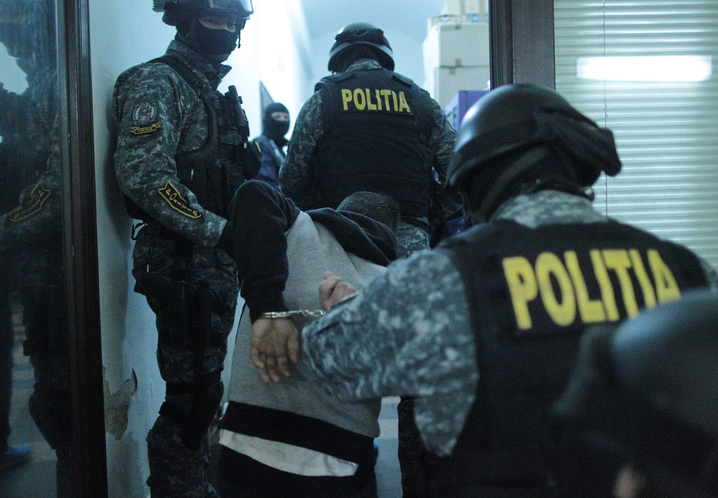 Percheziţii în Craiova. Un bărbat care vindea droguri de mare risc a fost arestat preventiv