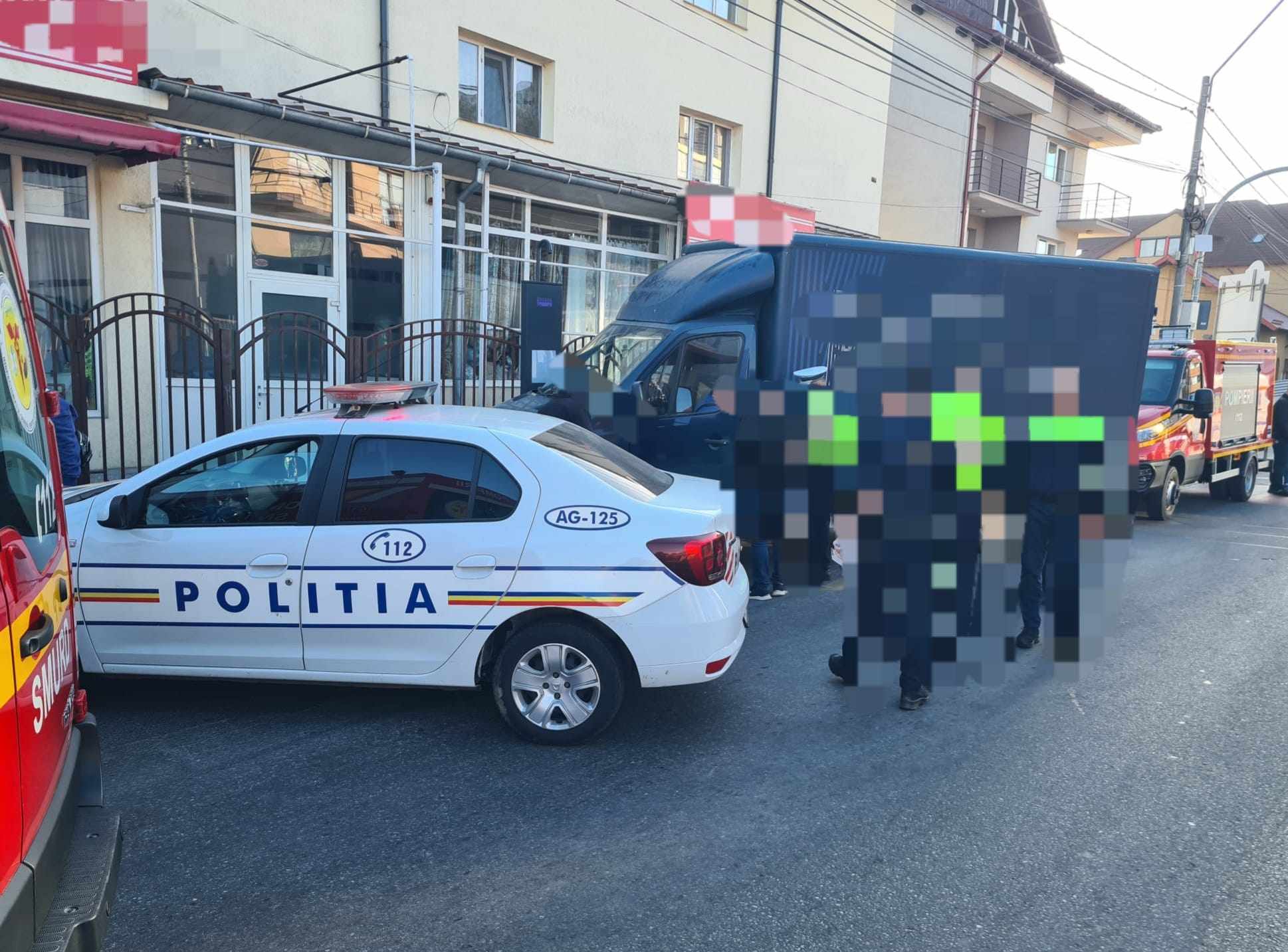 Accident grav în Piteşti. O persoană este resuscitată, după ce o autoutilitară a intrat în refugiul unei staţii de autobuz Accident grav în Piteşti. O persoană este resuscitată, după ce o autoutilitară a intrat în refugiul unei staţii de autobuz