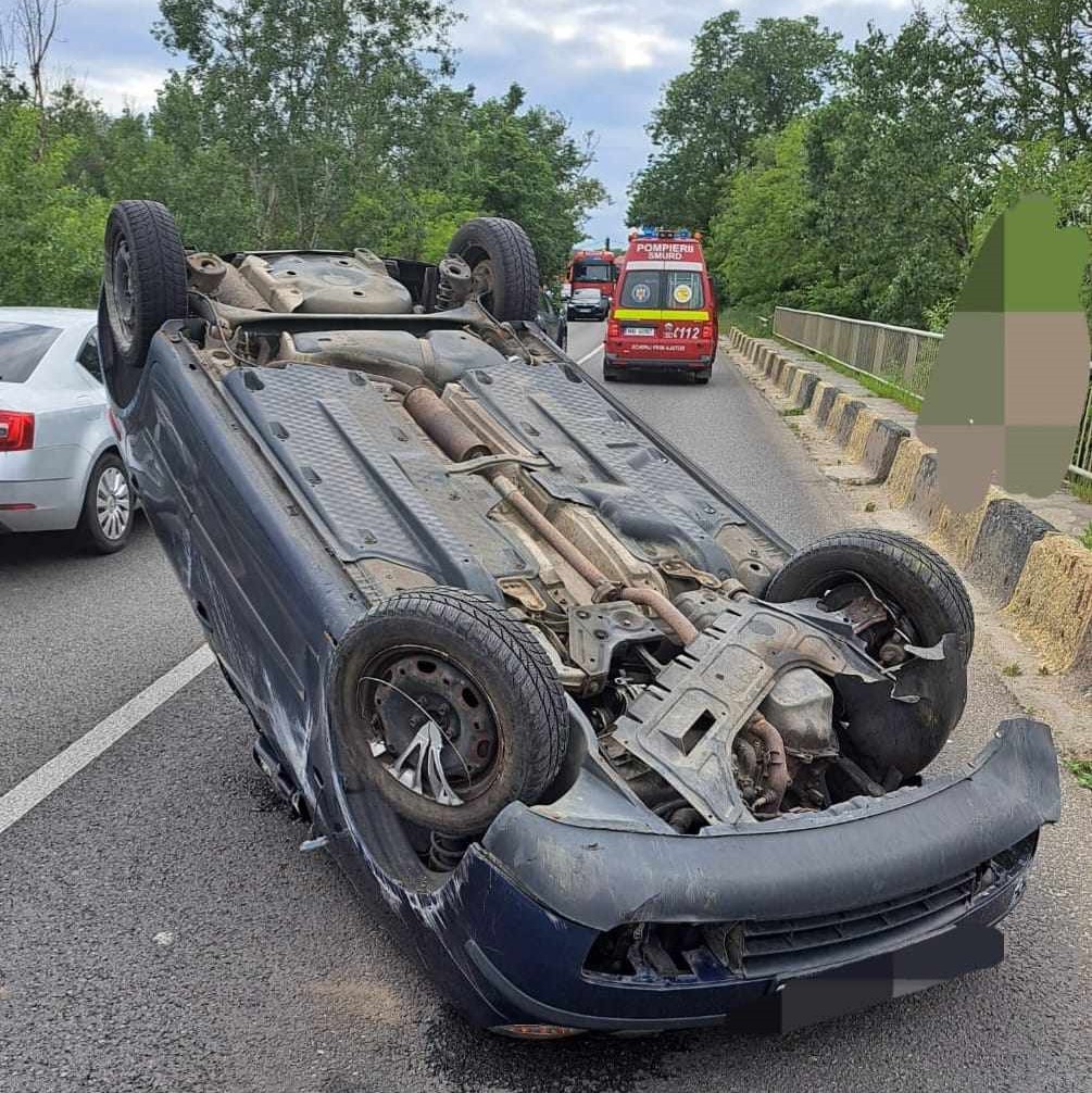 Accident pe DN 65, Slatina-Piteşti, la Lunca Corbului. O maşină s-a răsturnat Accident pe DN 65, Slatina-Piteşti, la Lunca Corbului. O maşină s-a răsturnat