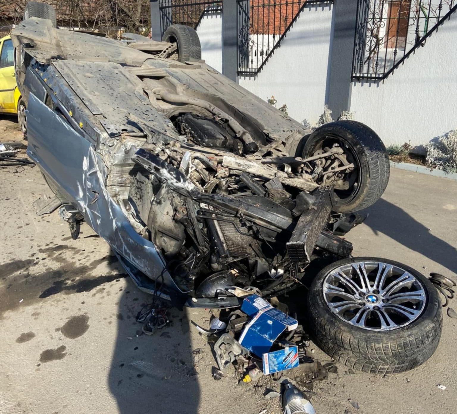 Accident în Breasta. Un tânăr cu alcoolemie de 0,89 mg/l a acroşat un autoturism parcat, iar ulterior s-a răsturnat Accident în Breasta. Un tânăr cu alcoolemie de 0,89 mg/l a acroşat un autoturism parcat, iar ulterior s-a răsturnat