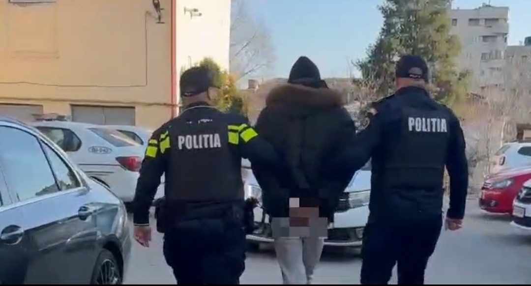 Tânăr reţinut, după ce a fost prins conducând, pe străzile din Craiova, fără permis şi sub influenţa alcoolului Tânăr reţinut, după ce a fost prins conducând, pe străzile din Craiova, fără permis şi sub influenţa alcoolului