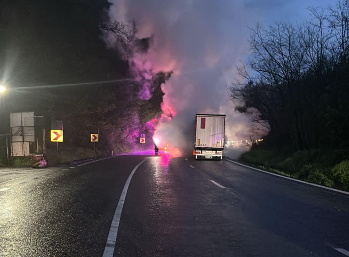 Trafic afectat pe DN 7, sensul Râmnicu Vâlcea-Piteşti. Cabina unui TIR a luat foc Trafic afectat pe DN 7, sensul Râmnicu Vâlcea-Piteşti. Cabina unui TIR a luat foc