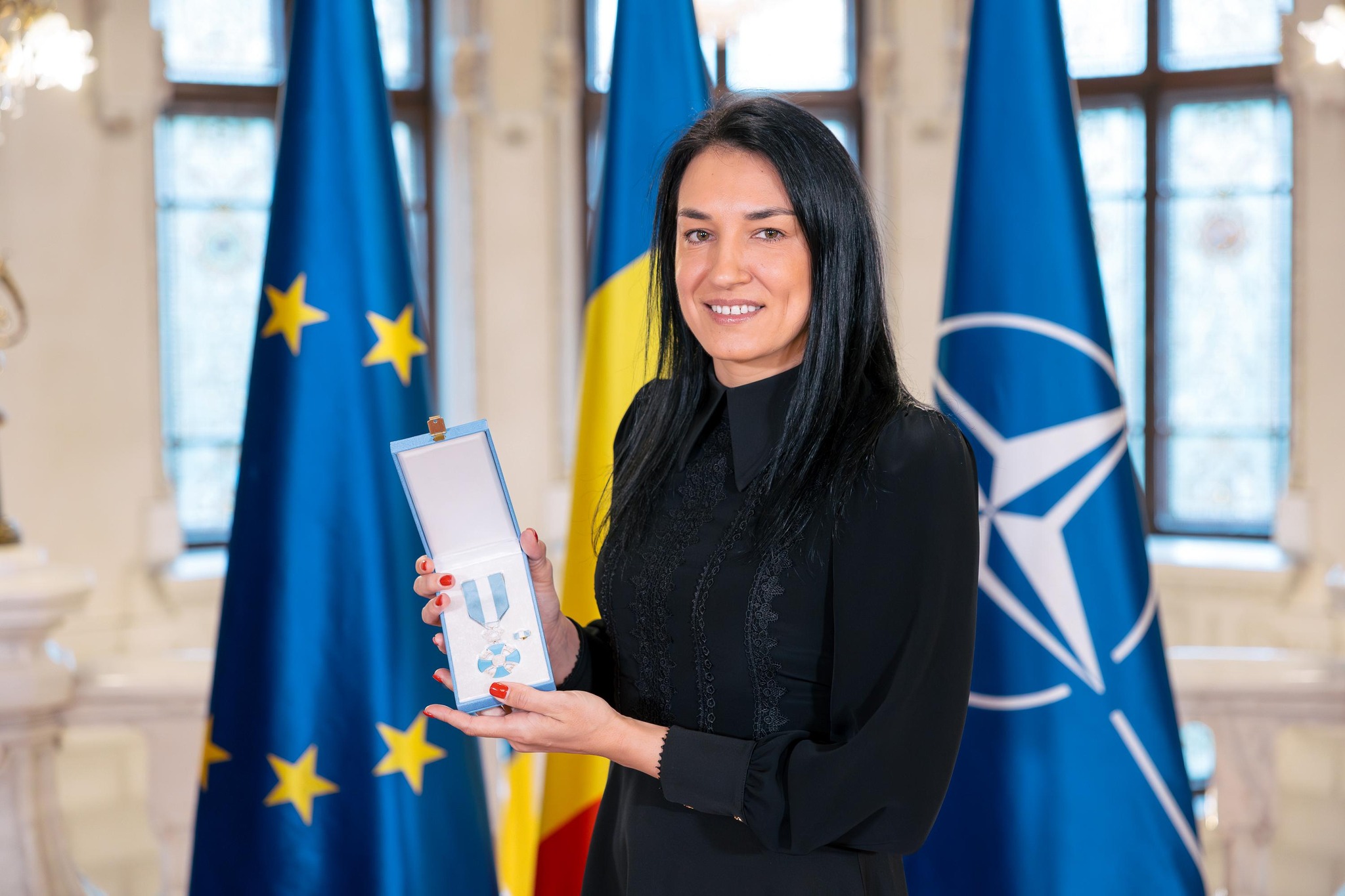 De patru ori cea mai bună handbalistă a lumii, Cristina Neagu a fost decorată cu Ordinul Național „Serviciul Credincios” în grad de Cavaler De patru ori cea mai bună handbalistă a lumii, Cristina Neagu a fost decorată cu Ordinul Național „Serviciul Credincios” în grad de Cavaler