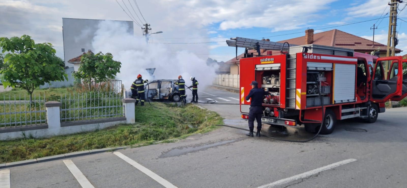 Un autoturism a ars complet pe o stradă din Craiova Un autoturism a ars complet pe o stradă din Craiova