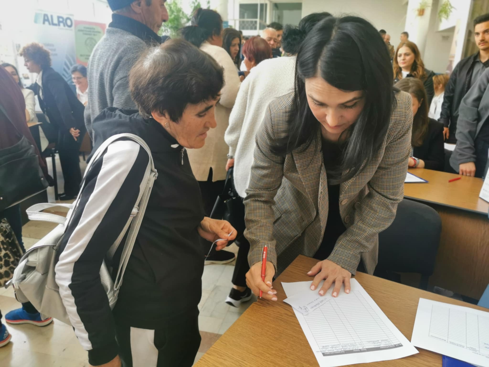 FOTO. Mai mulți asistați social decât doritori reali de muncă la Bursa din Slatina și Caracal