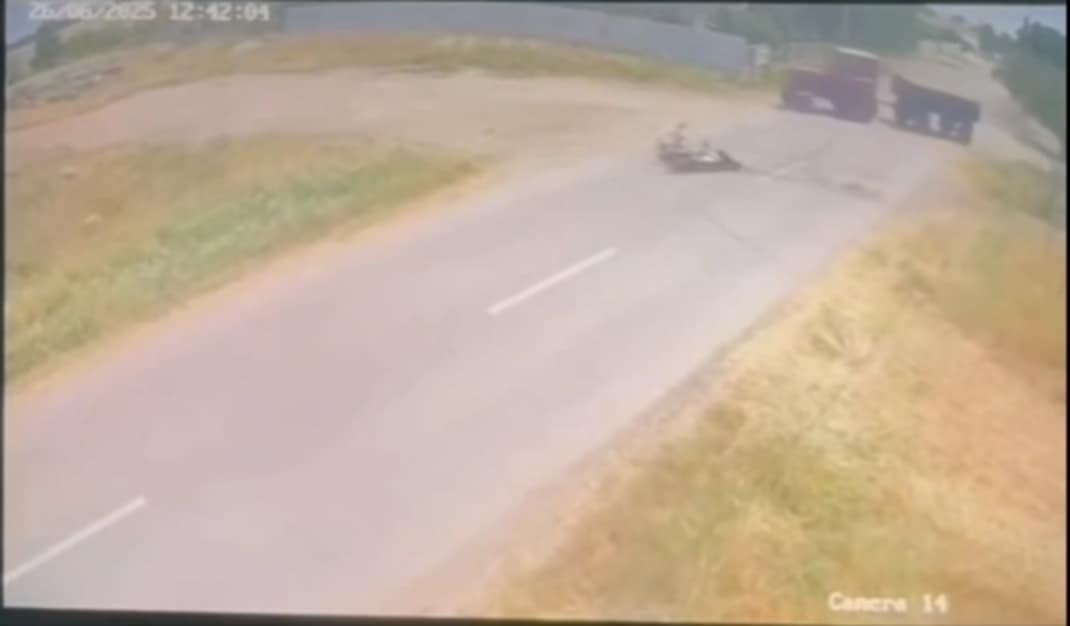 VIDEO. Accidentul de la Vlădila surprins de camere: Băiatul de 17 ani nu poate evita tractorul, care-i iese în cale