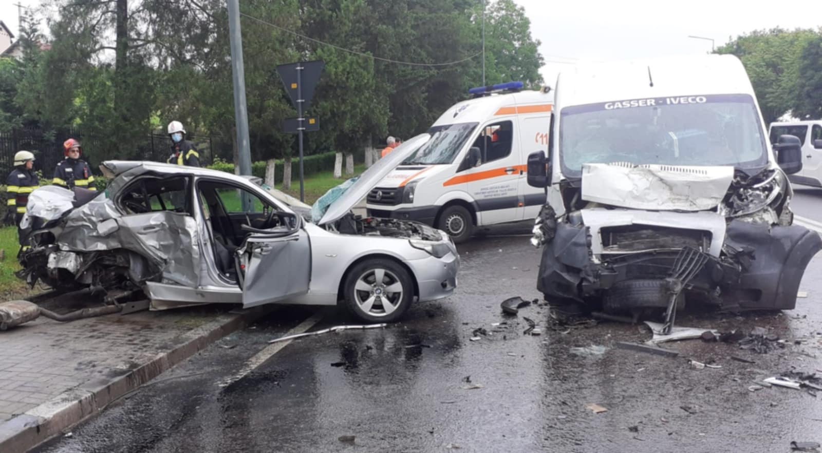 Accident rutier grav în municipiul Râmnicu Vâlcea: patru victime, o persoană încarcerată Accident rutier grav în municipiul Râmnicu Vâlcea: patru victime, o persoană încarcerată