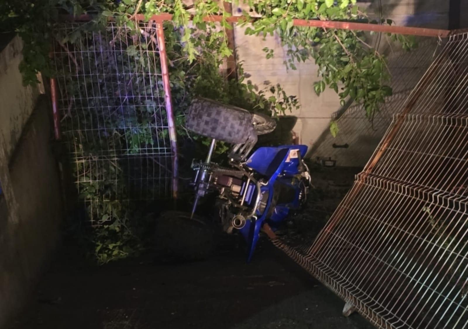 Urmăriţi de poliţişti, doi tineri au ajuns la spital, după ce au intrat cu ATV-ul într-un gard, pe un drum din Dolj Urmăriţi de poliţişti, doi tineri au ajuns la spital, după ce au intrat cu ATV-ul într-un gard, pe un drum din Dolj