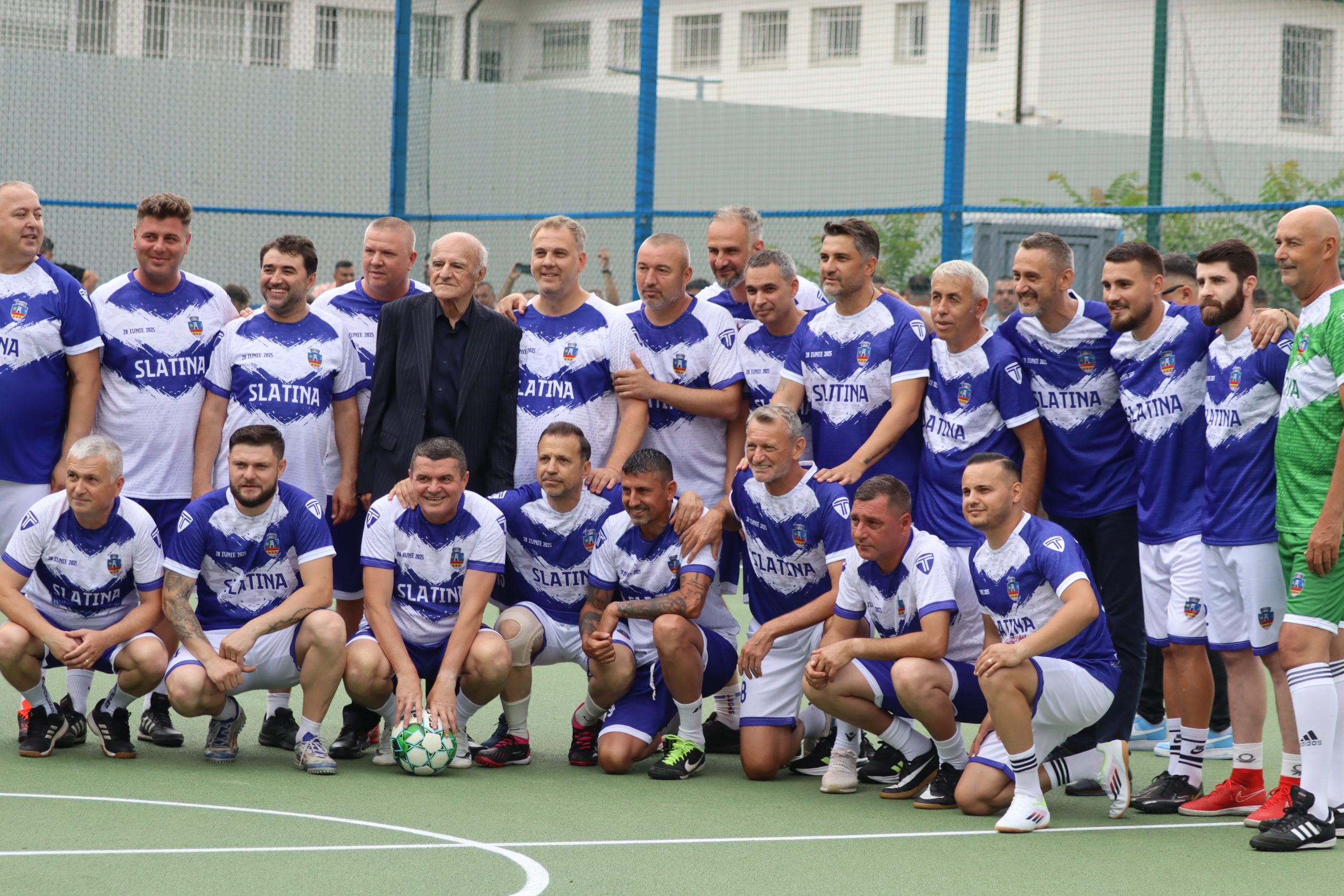 FOTO&VIDEO. Profesorul care a crescut campioni, Ion Pârvulescu, onorat la Slatina. Niculescu, Dănciulescu, Luţu, Gică Craioveanu, pe teren într-un meci demonstrativ FOTO&VIDEO. Profesorul care a crescut campioni, Ion Pârvulescu, onorat la Slatina. Niculescu, Dănciulescu, Luţu, Gică Craioveanu, pe teren într-un meci demonstrativ