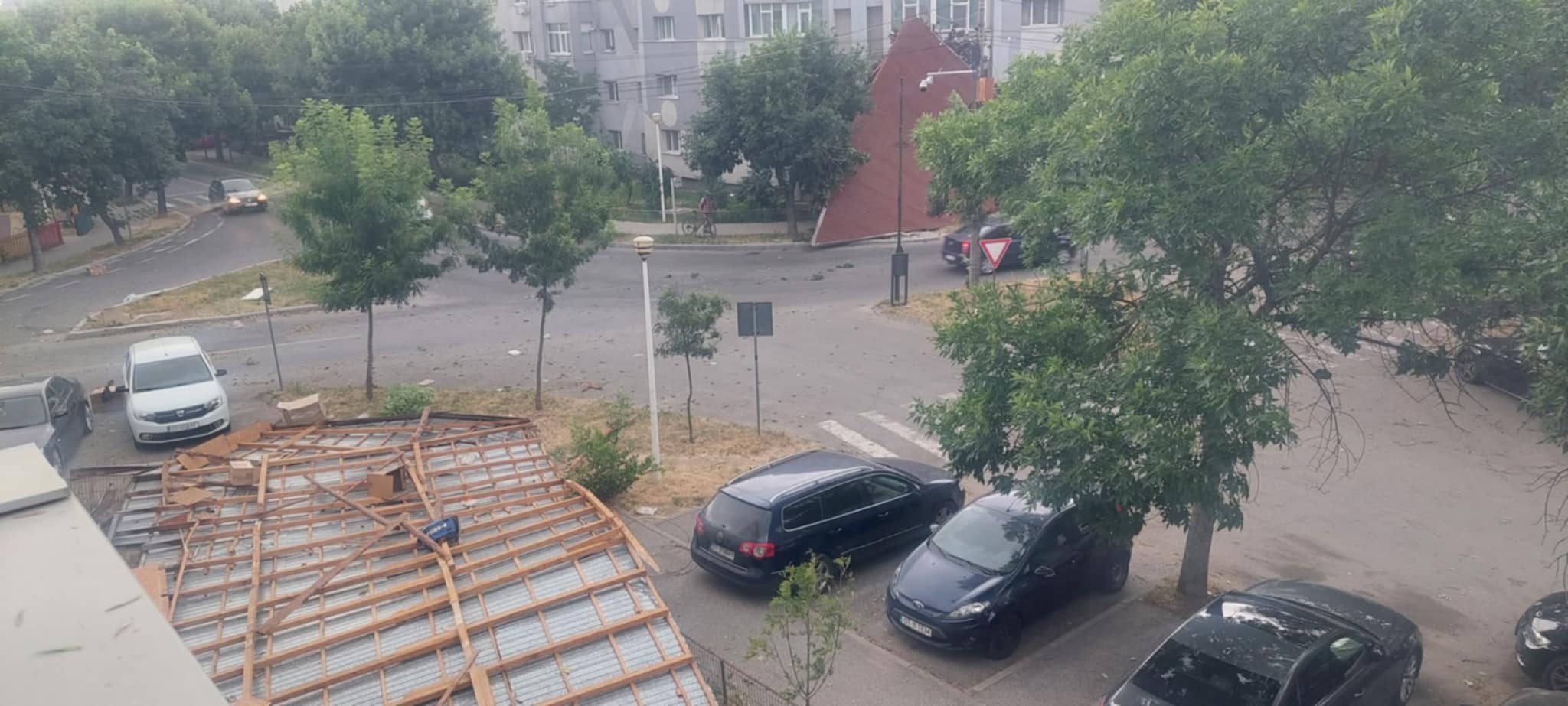 Vreme severă în Olt. Acoperiş luat de vânt pe o stradă din Slatina Vreme severă în Olt. Acoperiş luat de vânt pe o stradă din Slatina