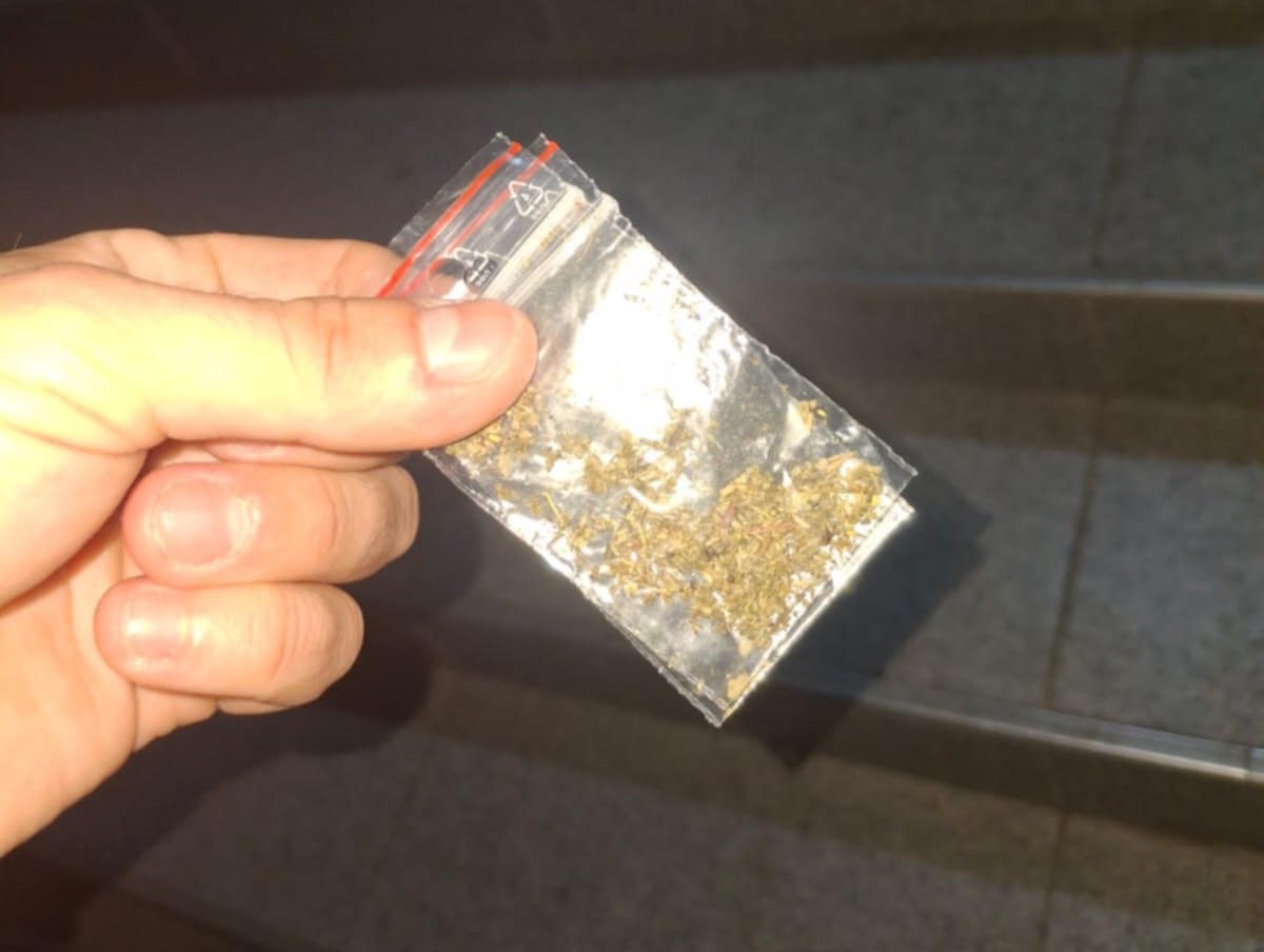 Tânăr de 19 ani, prins cu droguri, în Slatina, de jandarmii aflaţi în patrulare Tânăr de 19 ani, prins cu droguri, în Slatina, de jandarmii aflaţi în patrulare