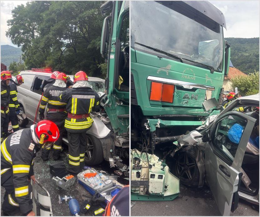 Accident grav pe DN 7. O persoană şi-a pierdut viaţa, după impactul între un autocamion şi o dubă Accident grav pe DN 7. O persoană şi-a pierdut viaţa, după impactul între un autocamion şi o dubă