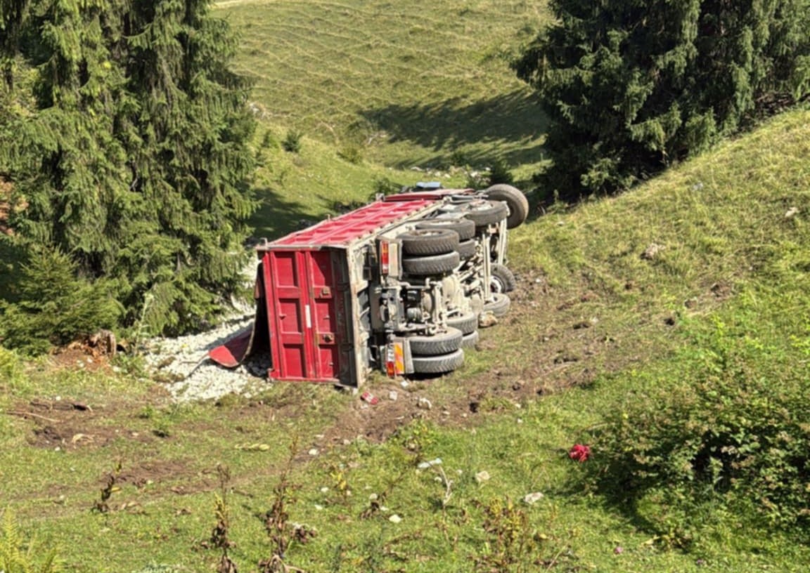 Autobasculantă încărcată cu piatră, căzută într-o râpă, în Argeş. Şoferul rănit
