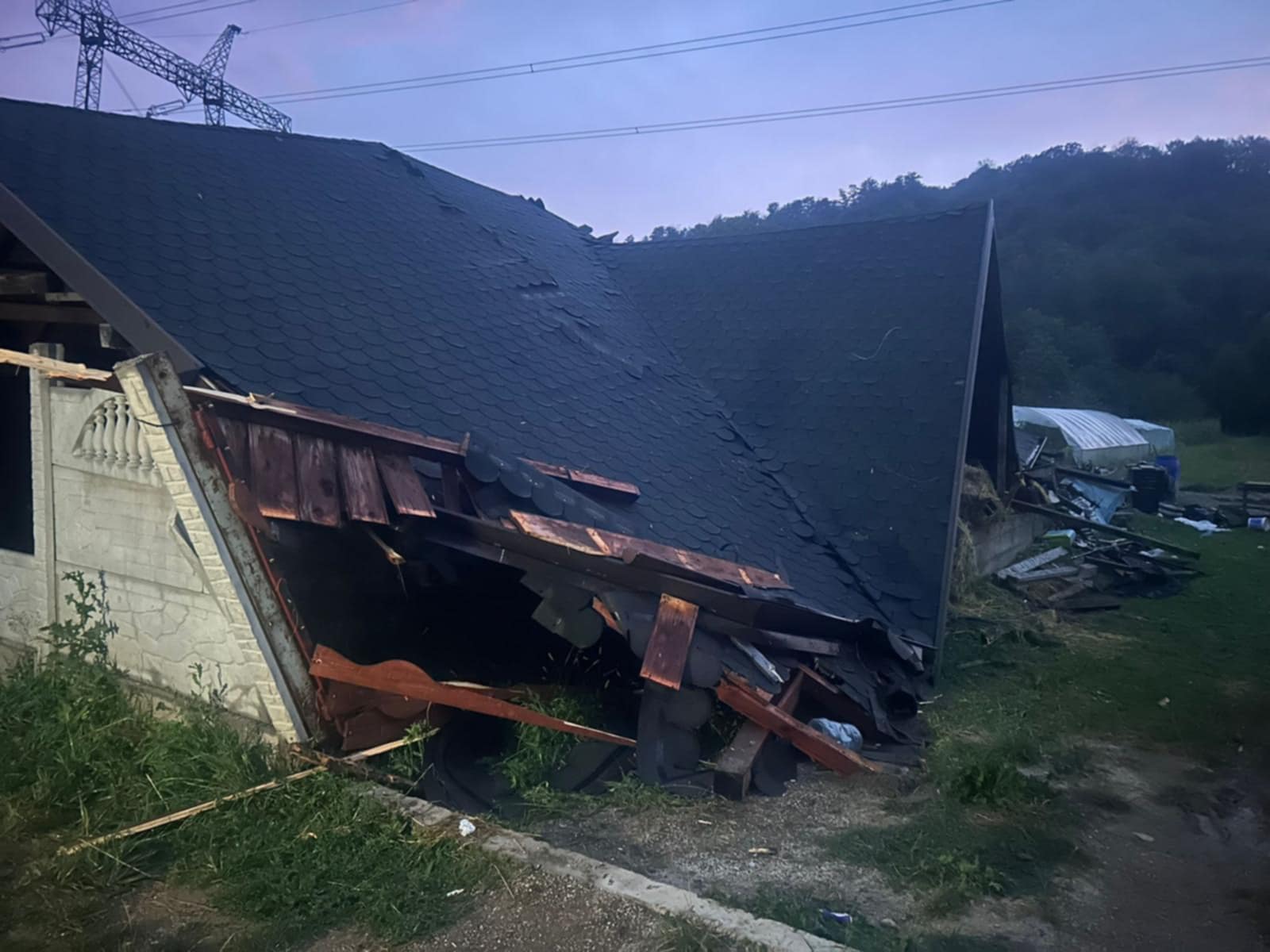 Tragedie în Argeş: Un acoperiş s-a prăbuşit peste trei persoane. O victimă, în stop cardiorespirator Tragedie în Argeş: Un acoperiş s-a prăbuşit peste trei persoane. O victimă, în stop cardiorespirator