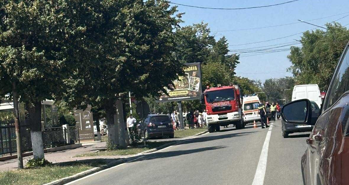 Accident în Balş. O tânără, de 17 ani, aflată pe o motocicletă, lovită de maşină Accident în Balş. O tânără, de 17 ani, aflată pe o motocicletă, lovită de maşină
