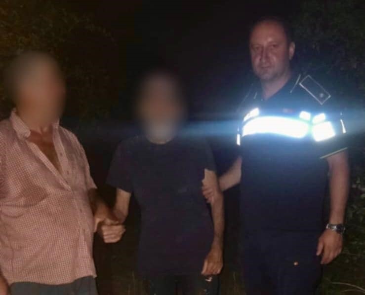 Cursă contracronometru într-o localitate din Olt, pentru găsirea unui bătrân care nu a mai reuşit să se întoarcă acasă Cursă contracronometru într-o localitate din Olt, pentru găsirea unui bătrân care nu a mai reuşit să se întoarcă acasă